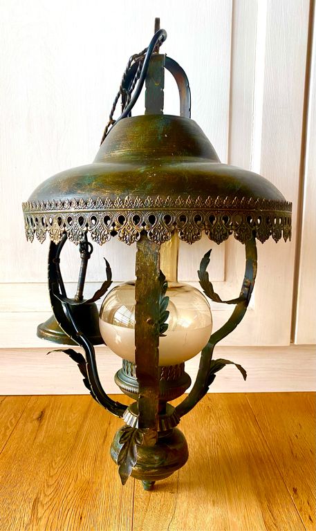 Stará krásná kovaná lampa styl petrolejka