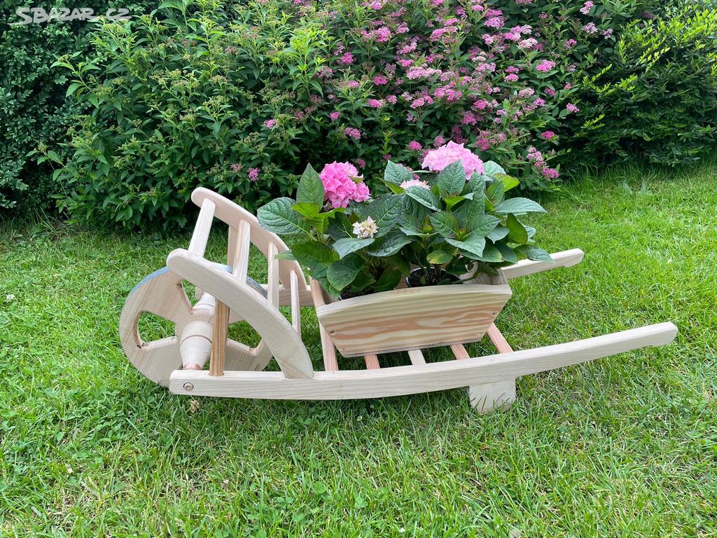 Dřevěný trakař - zahradní dekorace