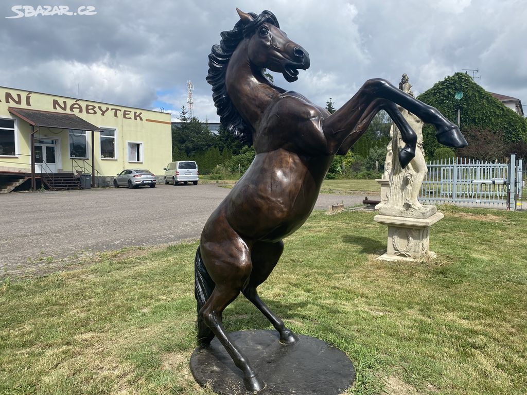 Zámecka Bronzová socha-Kůň na zadních.