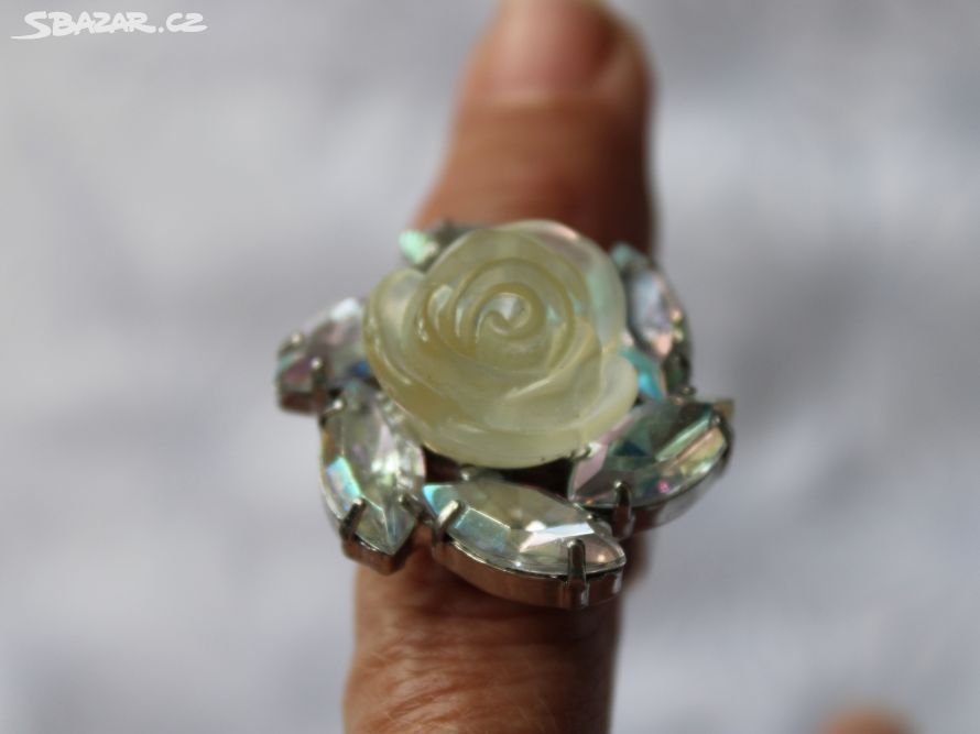 bižutérie-prsten s kamínky a růží z umělé hmoty