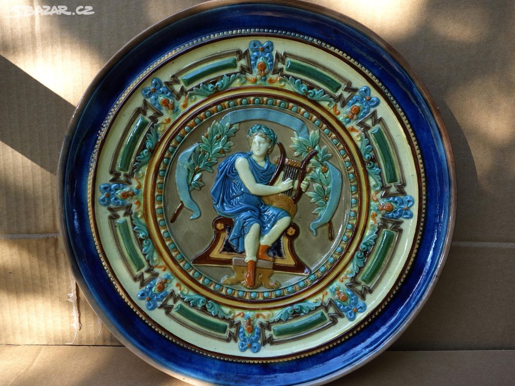 Pěkný ,starý majolikový talíř,s figurálním výjevem