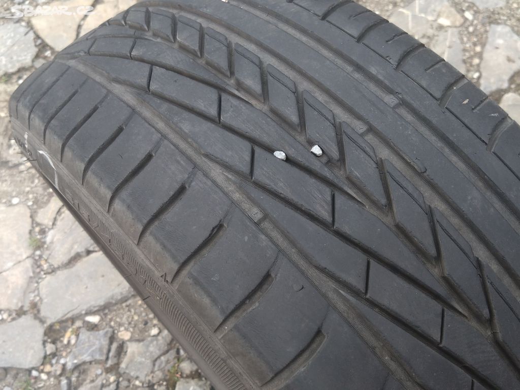 prodám 2 letní pneu 215 45 17 GOODYEAR vzorek 80%