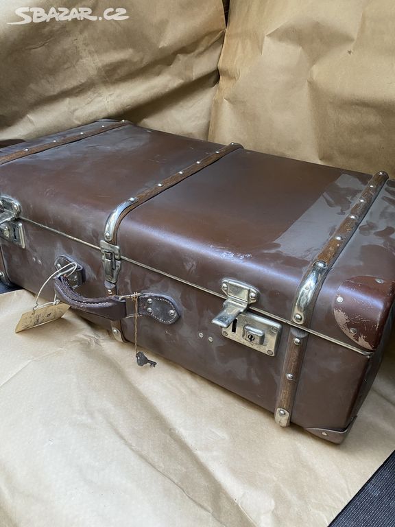 Starý velký kufr dřevem lemovaný, klíček