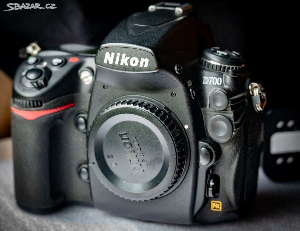 Nikon D700 v pěkném stavu + příslušenství