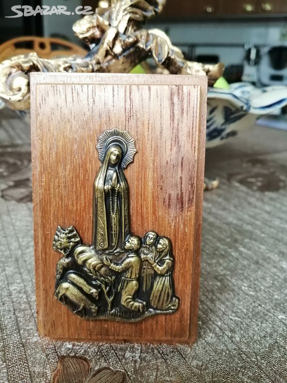 Starožitna dřevěná hrací skříňka s Pannou Marii.