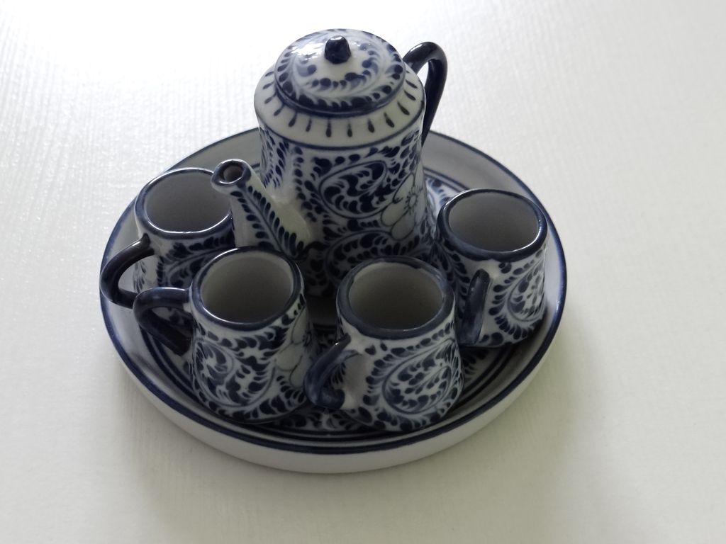 Miniaturní porcelánový podnos, konvička a hrnečky