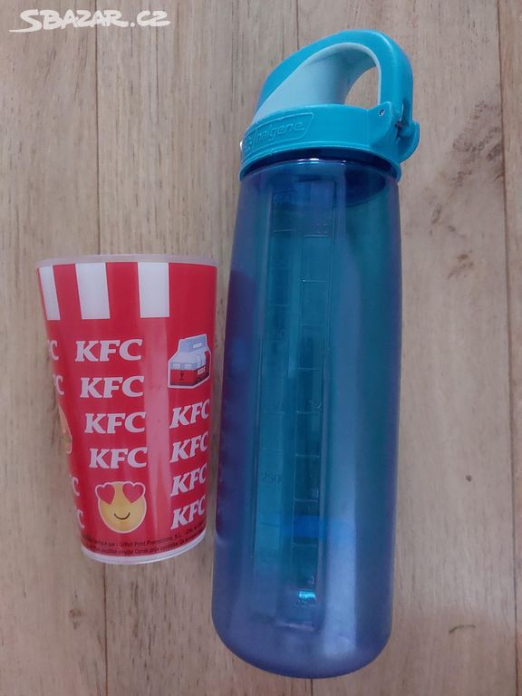 Láhev na pití Nalgene a kelímek KFC