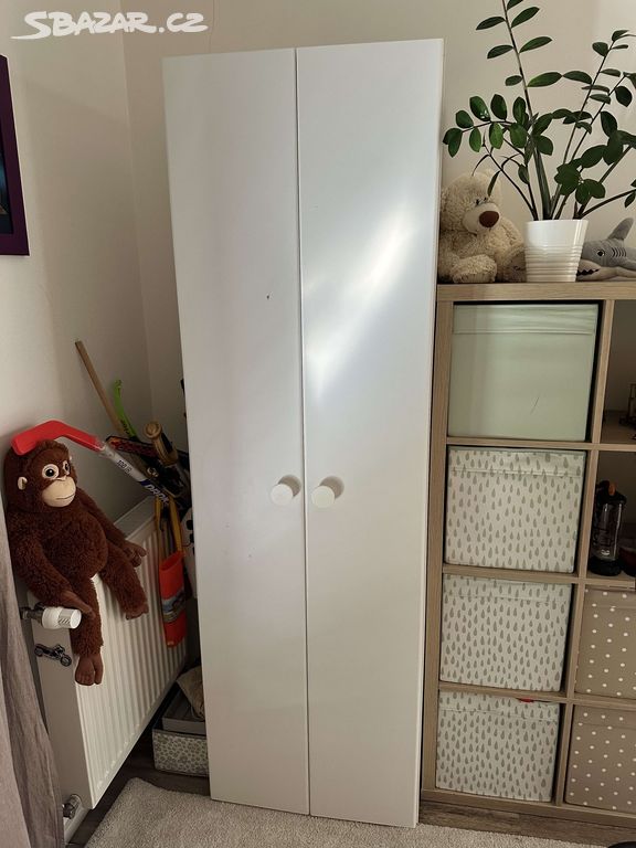 Dětská šatní skříň s tyčemi a drátěnými koši Ikea