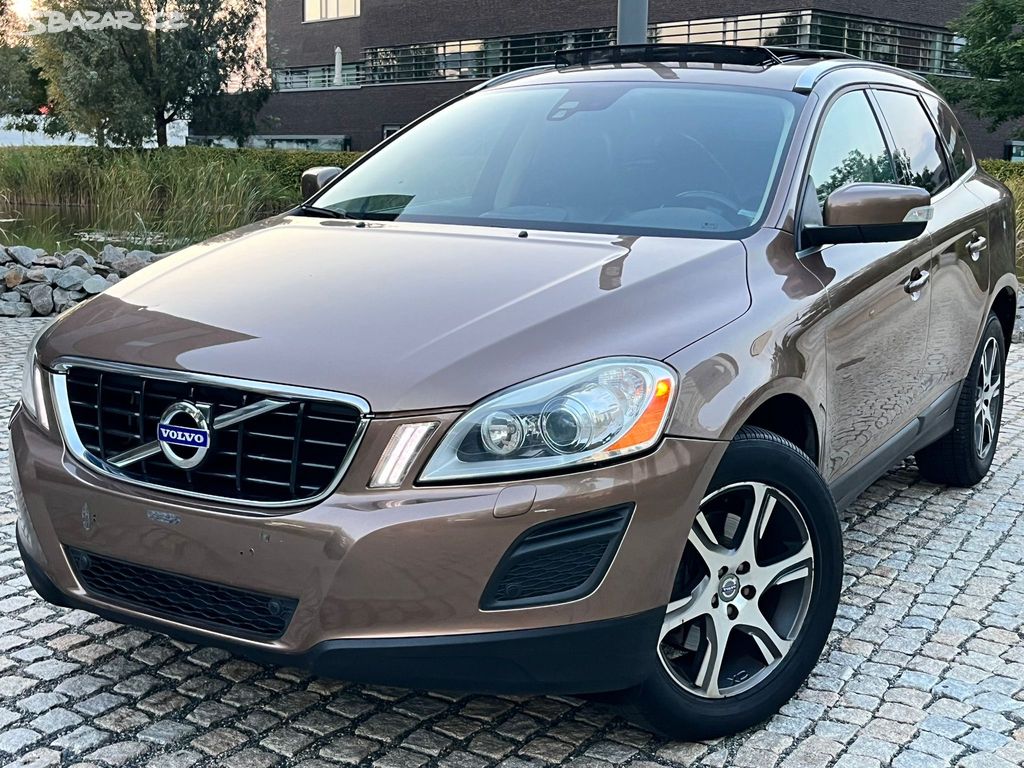 Volvo XC60, 2.4 D5 4x4 151KW KAMERA VÝHŘEV