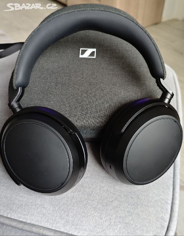 Sennheiser Momentum 4 Wireless.