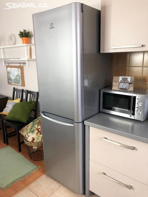 174cm lednice Indesit A+ s mrazákem ODVOZ STARÉ