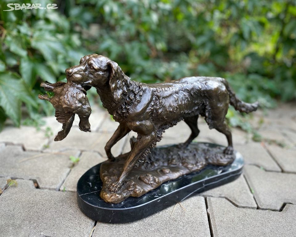 Velká bronzová socha - LOVECKÝ PES s kořistí