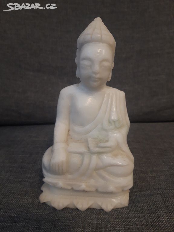 Kamenná soška sedícího Buddhy