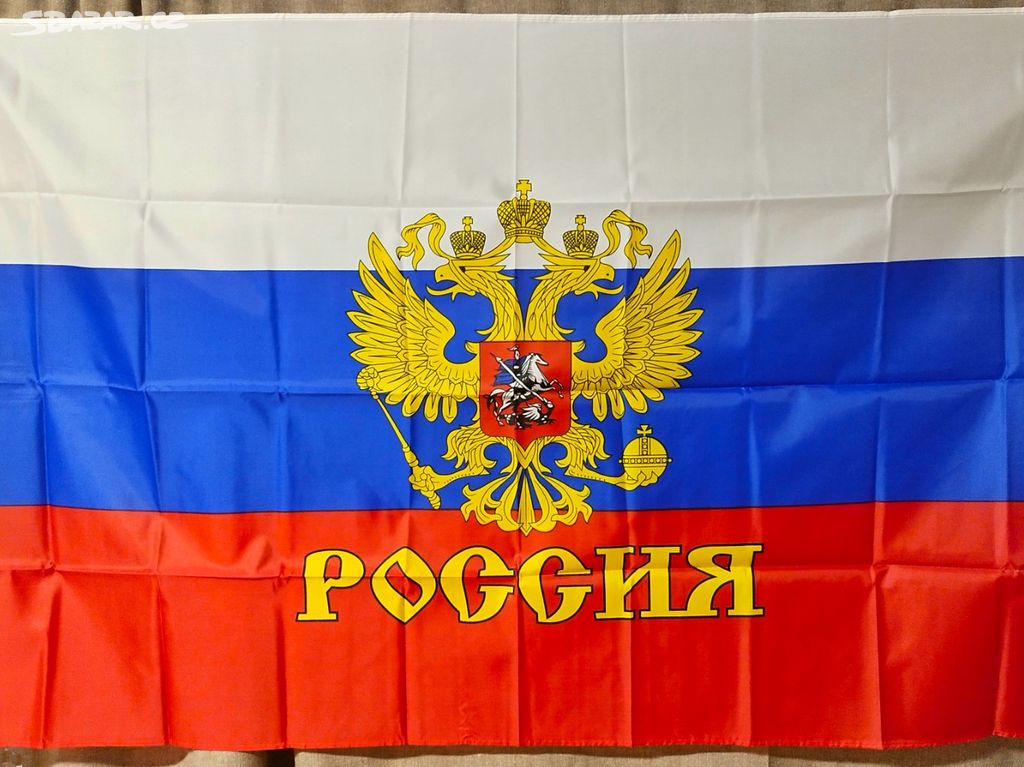 Vlajka Ruské federace se státním znakem a nápisem