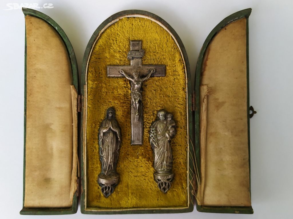 Starý cestovní oltář - triptych altar