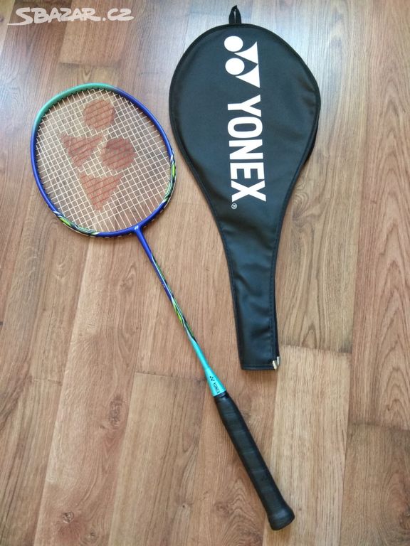 Nová badmintonová raketa Yonex s obalem