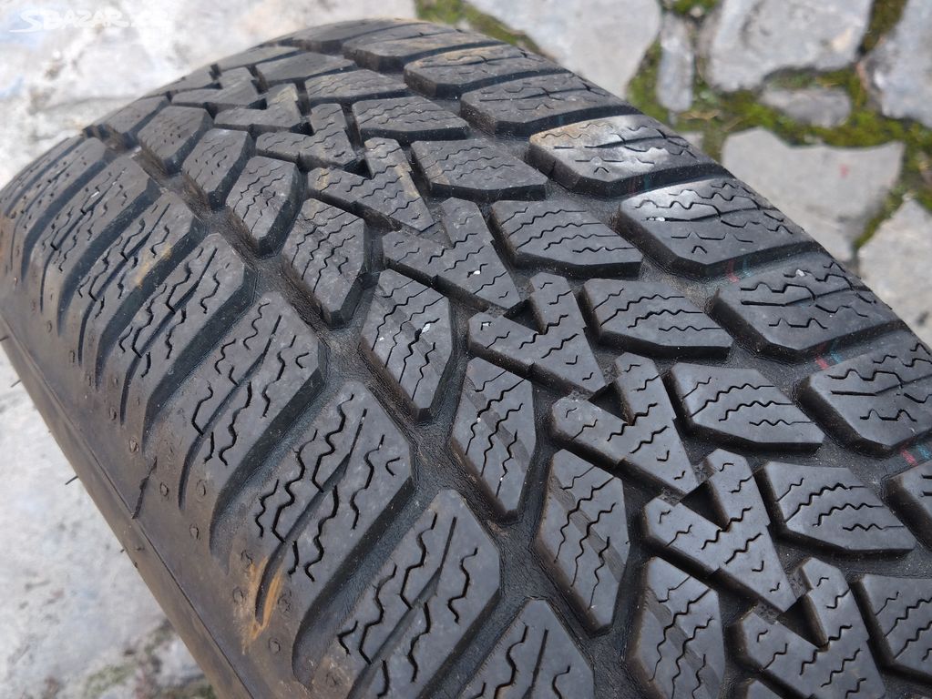 Prodám 2 zimní pneu 175 65 14 DUNLOP vzorek 80 %