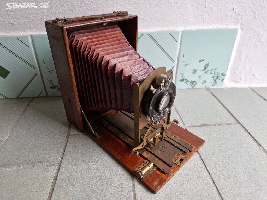 Dřevěný starožitný měchový fotoaparát Gazelle