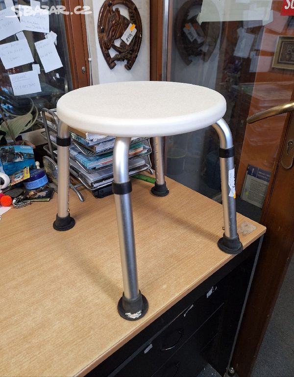 Invalidní stolička výškově nastavitelná