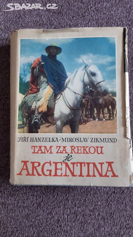Kniha Hanzelka  Zikmund. Tam za řekou je Argentina