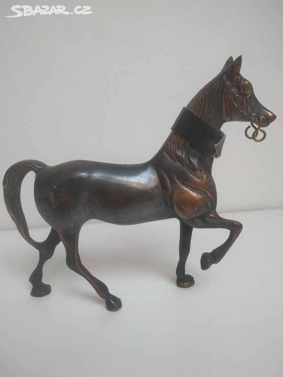 figurka kůň bronzovy