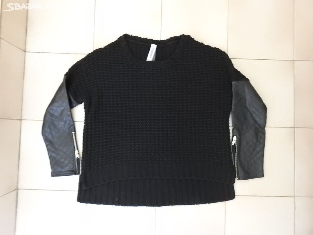 černý svetr s rukávy imitace kůže a zip vel. L