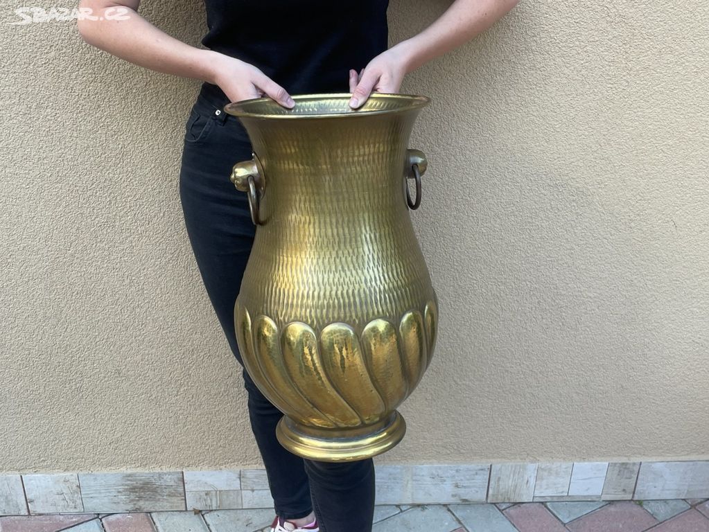 Velká mosazná masivní ručně tepaná váza