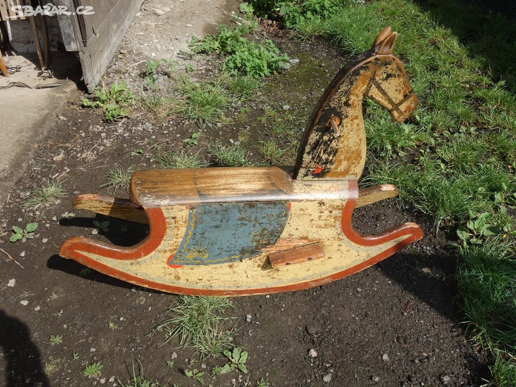 Starý dřevěný houpací kůň