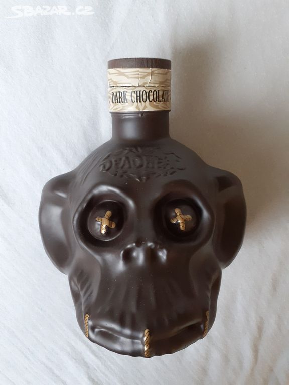 Velmi zvláštní láhev od rumu Dead Head z Mexika.