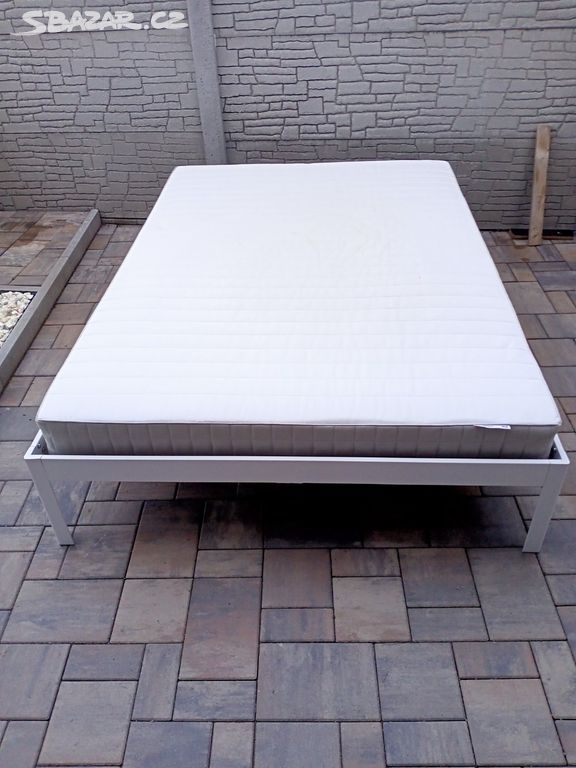 Prodám kovovou postel + Matrací 140cm x 200cm