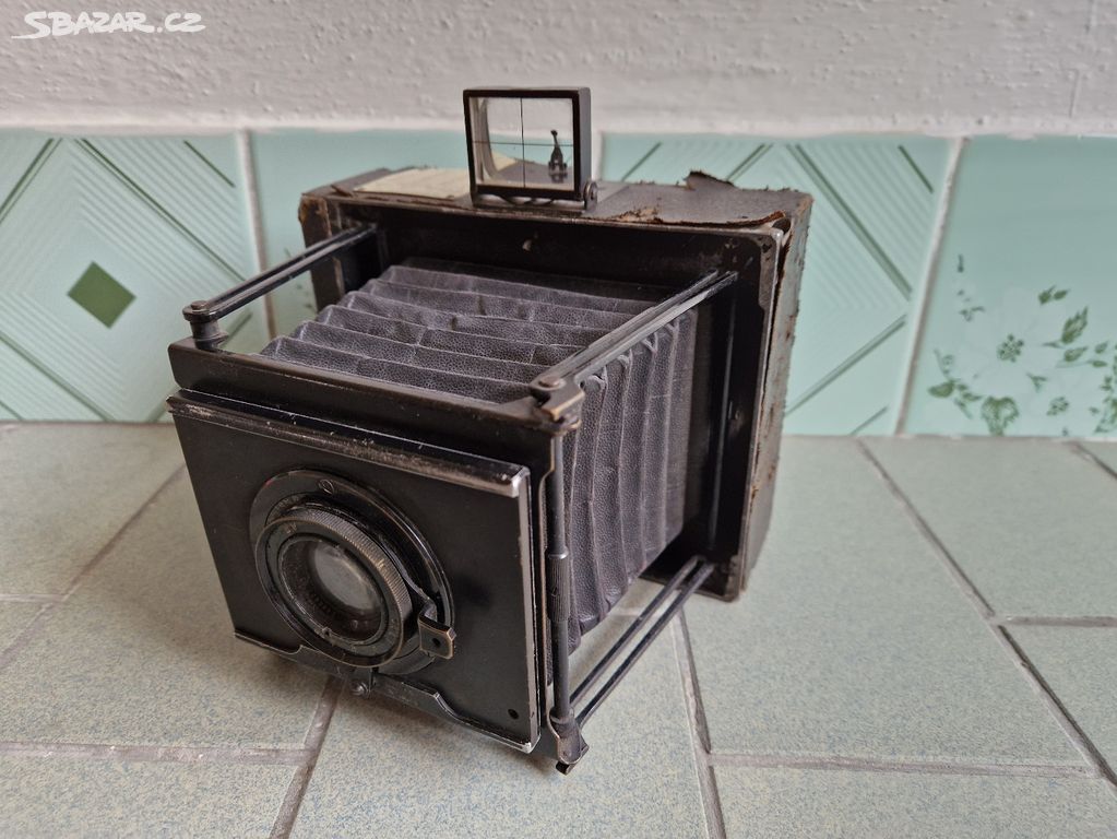 Starý měchový fotoaparát Zeiss Minimum Palmos
