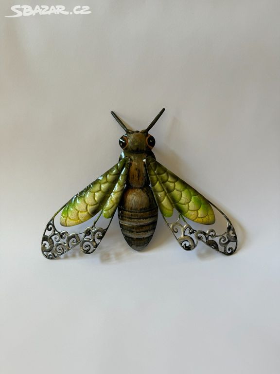 Včela - zeleno černá kovová nástěnná dekorace