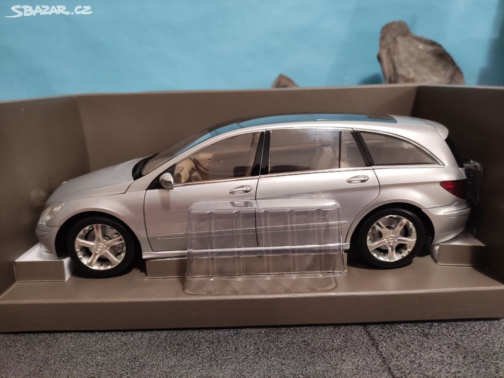 Prodám nový model 1:18 Mercedes Benz R class 2005