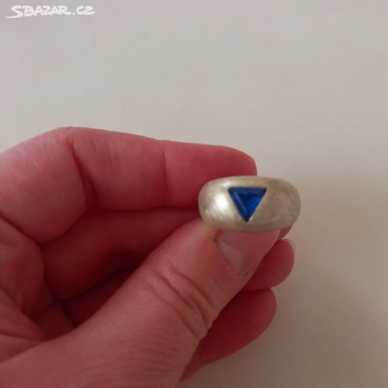 Masivní stříbrný prsten s modrým kamínkem