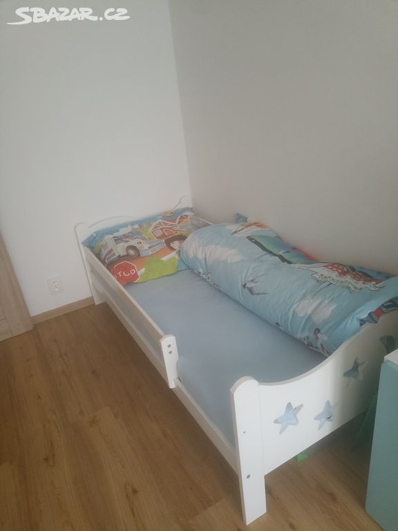 Dětská postel se zábranou