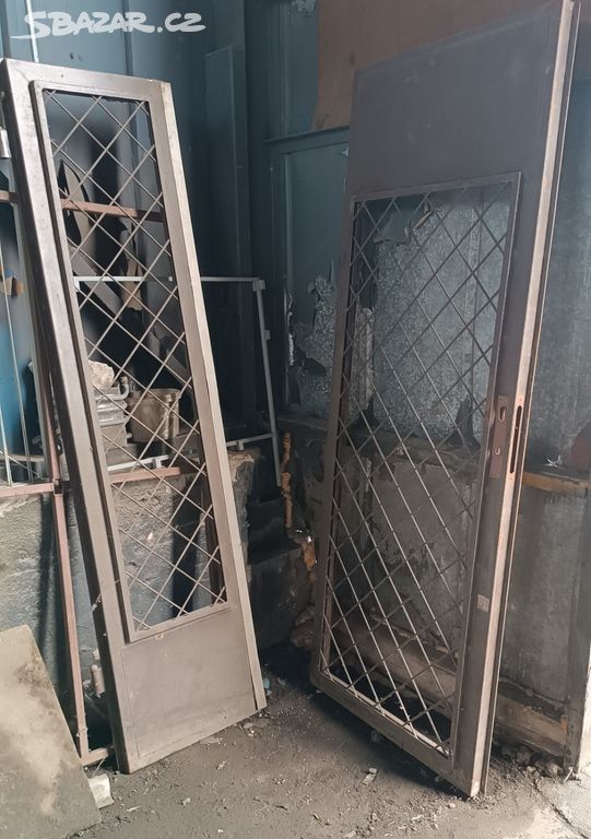Železné dvojité dveře s mřížemi