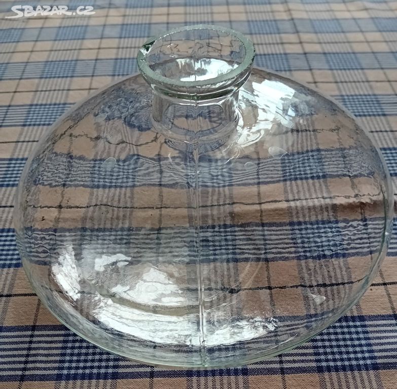 Stará skleněná plochá váza