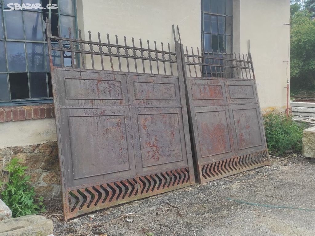 Stará železná brána, dvoukřídlá brána