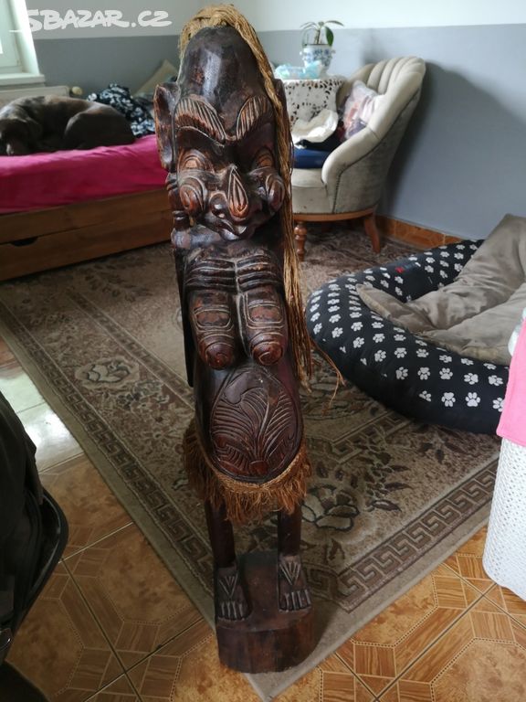 dřevěná socha domorodého muže
