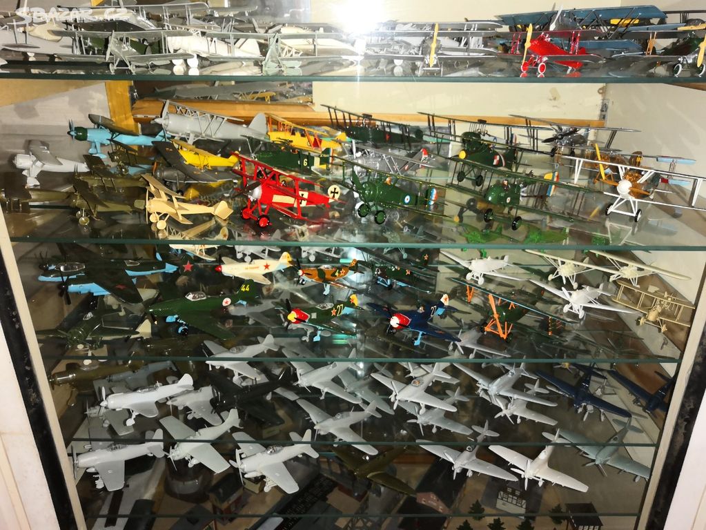 Velká sbírka modelů letadel
