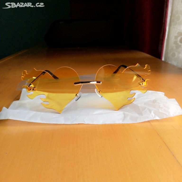 Sluneční brýle ve tvaru srdce žluté