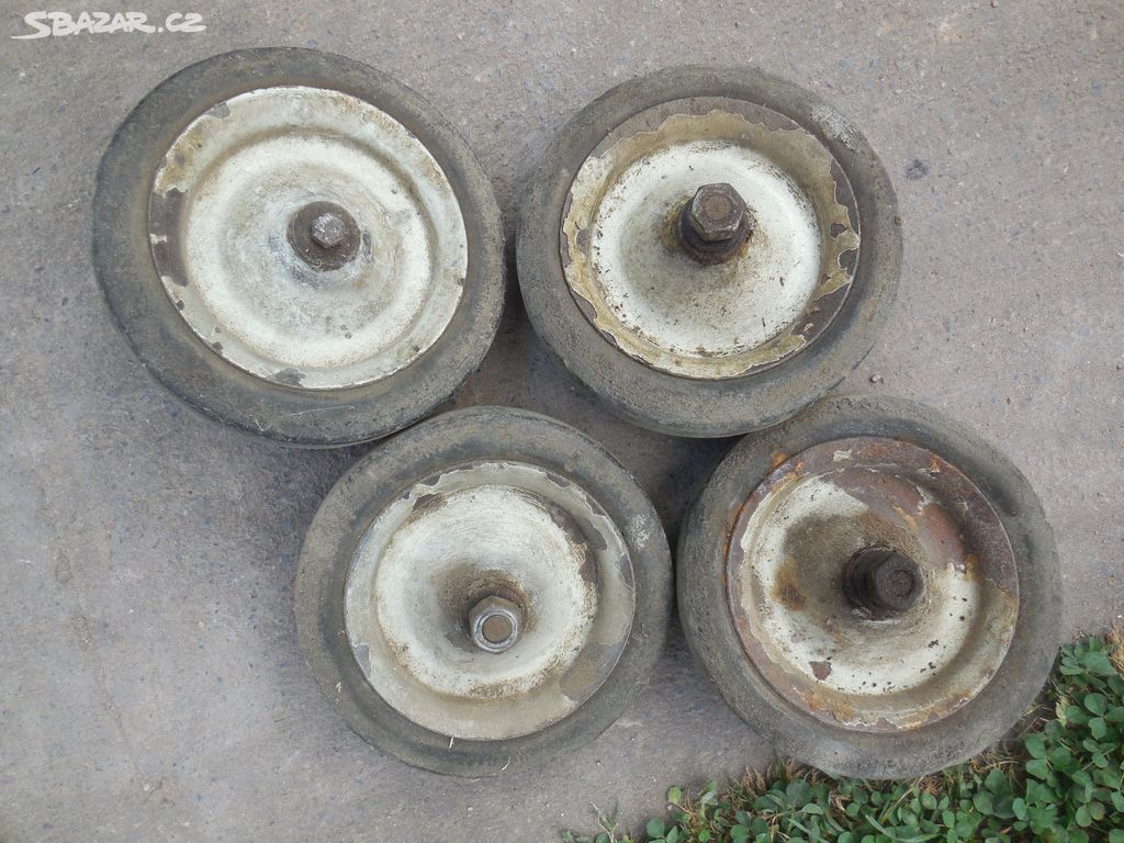 Staré kolečka tvrzená guma 4 ks průměr 14 cm.