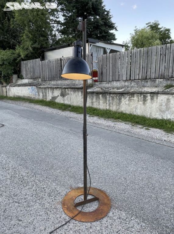 Industriální stojací lampa rok 1960