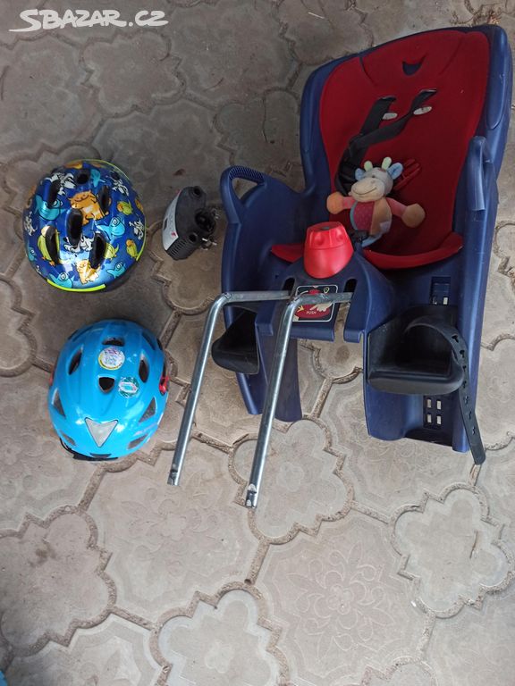 dětská sedačka a helmy na kolo