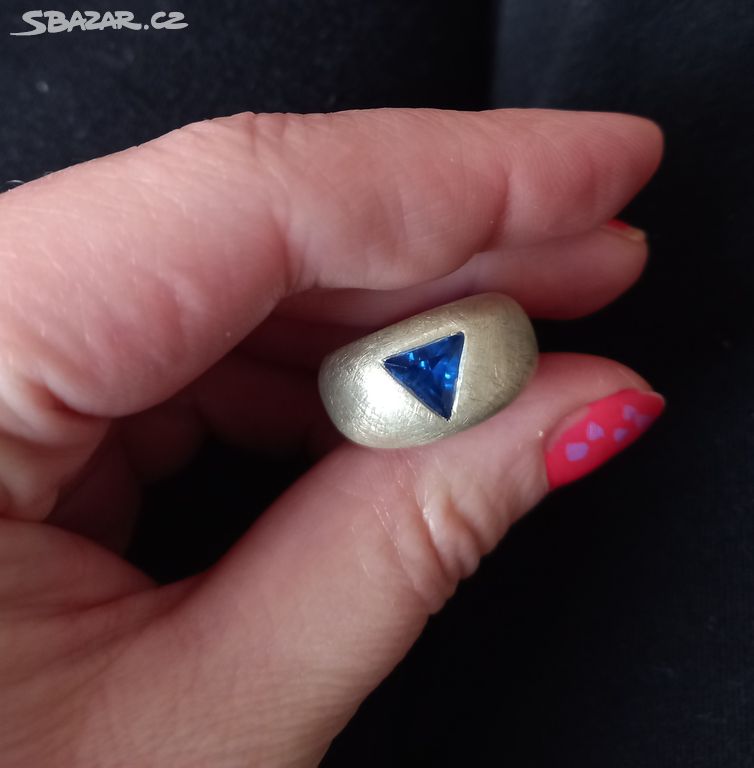 Masivní stříbrný prsten s modrým kamínkem