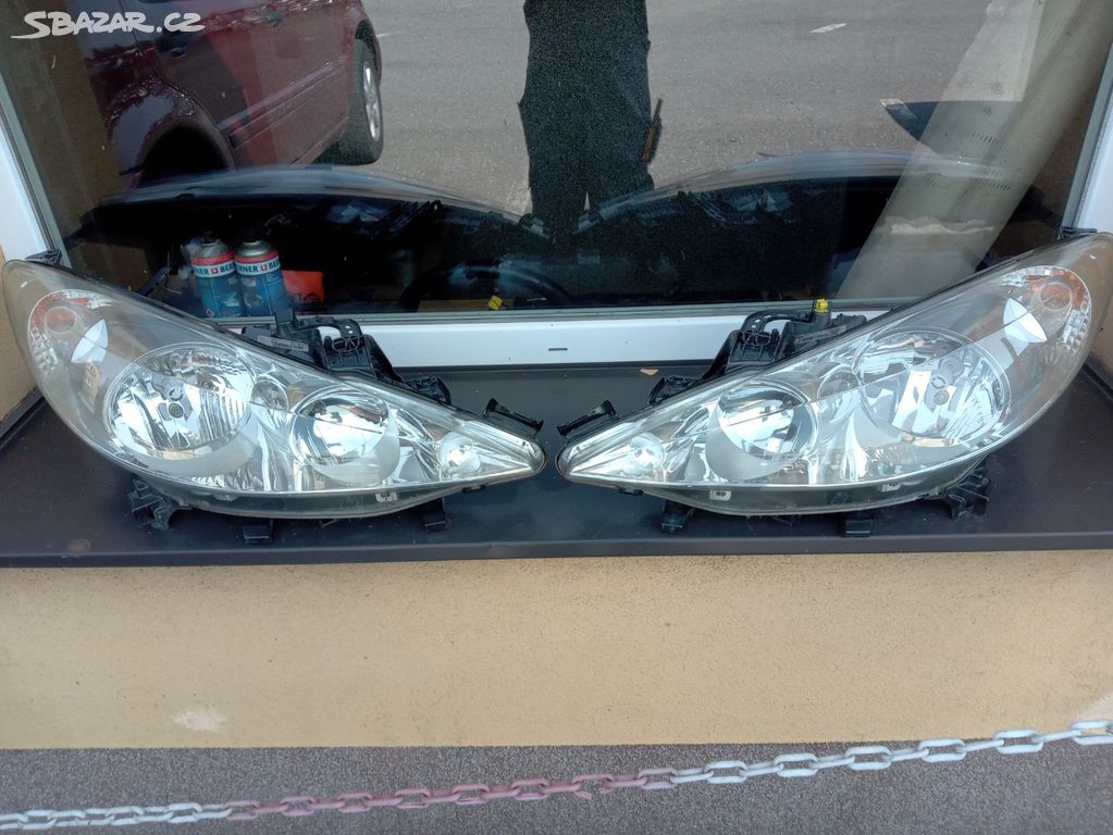 Přední světlomety Peugeot 207