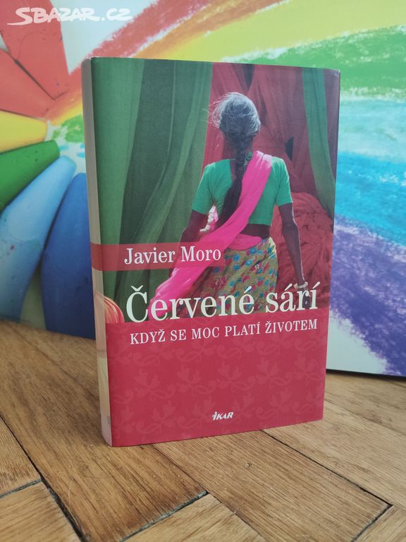 Červené sárí Javier Moro