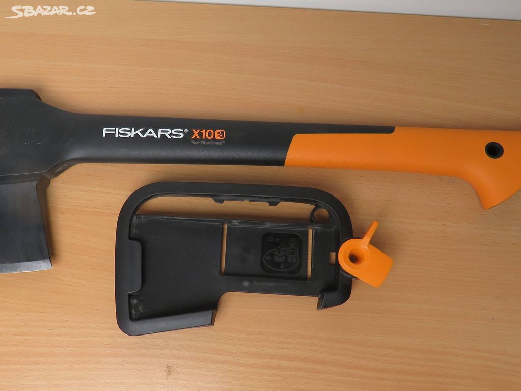 Sekera Fiskars X10