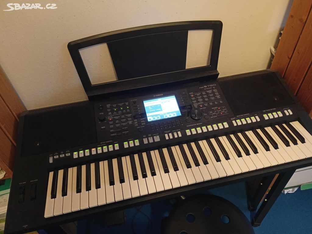 Klávesy Yamaha PSR-S750 (perfektní stav)