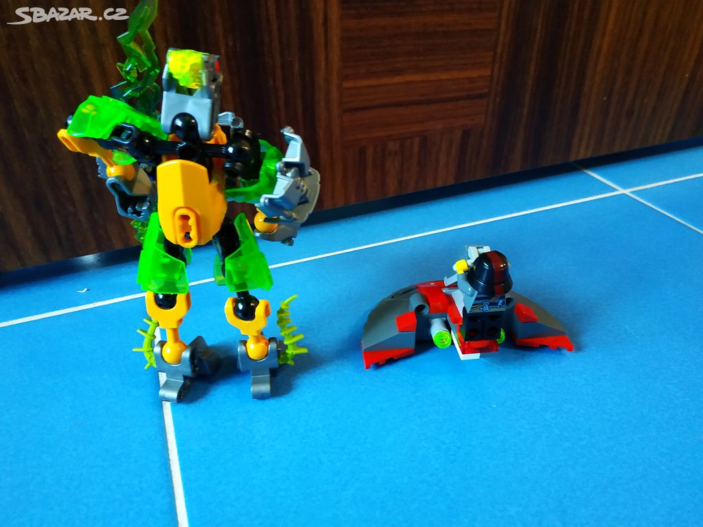 Lego robot a létající loď